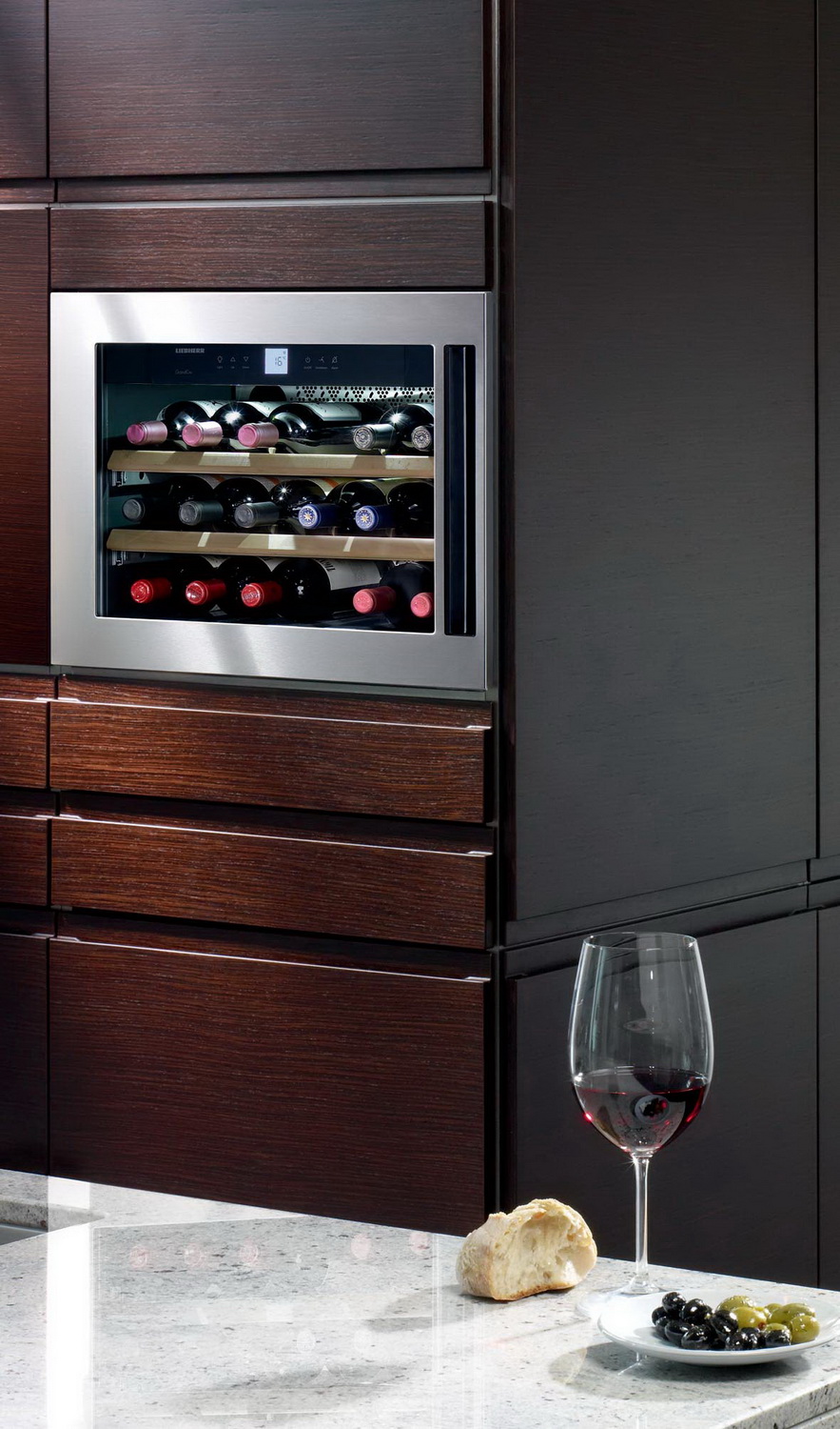Встраиваемый винный шкаф Liebherr WKEes 553